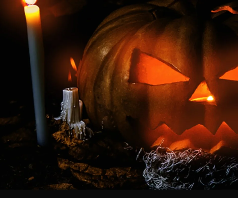 Kürbis mit Kerze zu Halloween